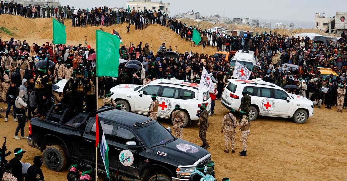 Palestinian militants and members of the Red Cross gather near vehicles on the day Hamas hands over deceased hostages Oded Lifschitz, Shiri Bibas and her two children Kfir and Ariel Bibas, seized during the deadly October 7, 2023 attack, to the Red Cross. Photo: Reuters