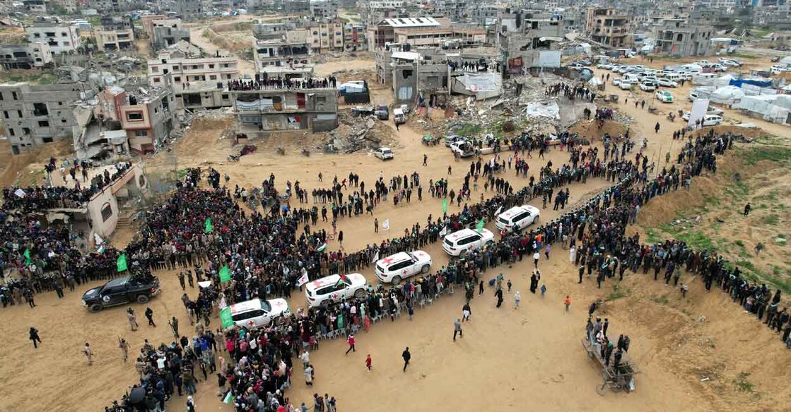 ISRAEL-PALESTINIANS-GAZA A drone view shows Palestinians and militants gathering around Red Cross vehicles on the day Hamas hands over the bodies of deceased hostages as part of a ceasefire and hostages-prisoners swap deal between Hamas and Israel, in Khan Younis in the southern Gaza Strip, February 20, 2025. Photo: REUTERS/Stringer