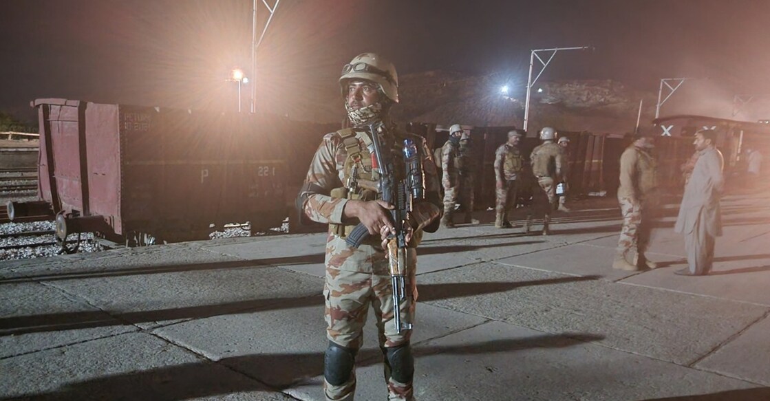 Pakistani soldiers secure Mach railway station after Pakistani security forces freed nearly 80 passengers following a security operation against armed militants who ambushed the train in the remote mountainous area. Photo: Banaras KHAN / AFP.