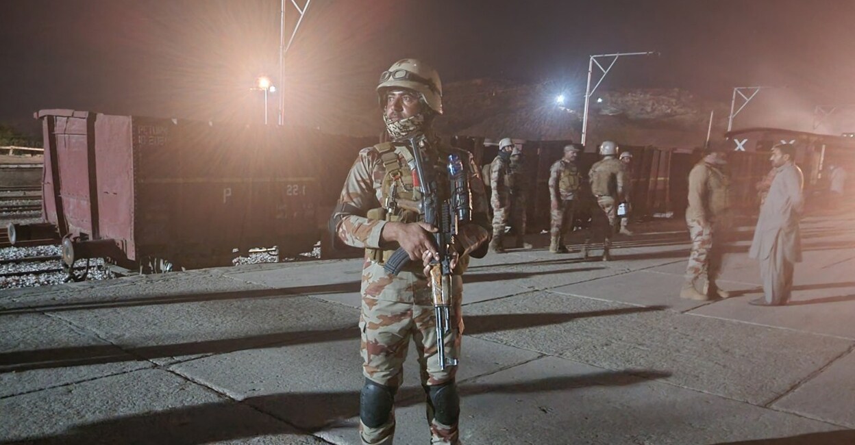 Pakistani soldiers secure Mach railway station after Pakistani security forces freed nearly 80 passengers following a security operation against armed militants who ambushed the train in the remote mountainous area. Photo: Banaras KHAN / AFP.