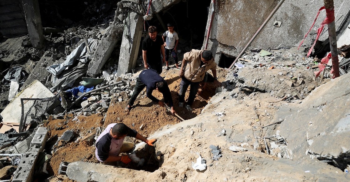 Palestinians inspect the site of an Israeli strike on a residential building in Jabalia in the northern Gaza Strip. Photo: REUTERS/Mahmoud Issa