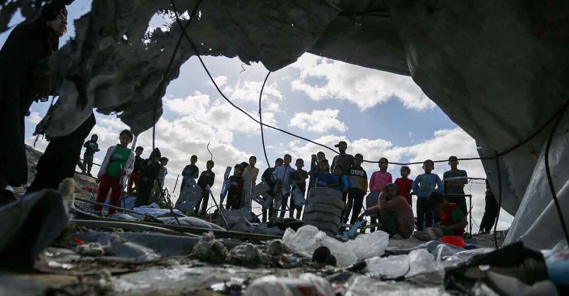 Palestinian children gather at the site of an Israeli strike on a tent housing displaced people, in Khan Younis, in the southern Gaza Strip, March 19, 2025. REUTERS/Hatem Khaled