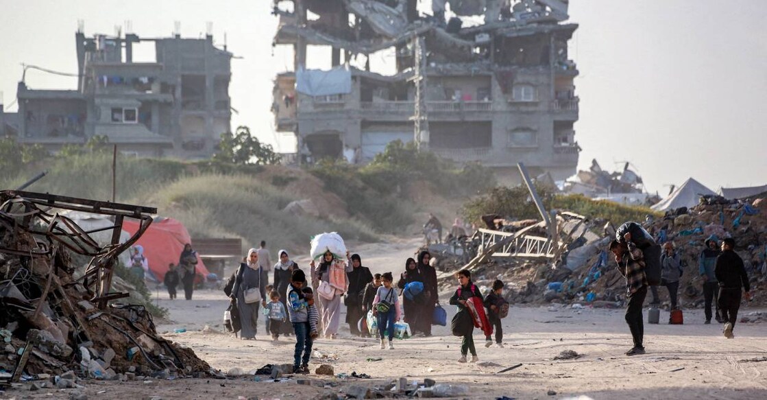 People displaced by conflict and fleeing from Beit Hanun in the northern Gaza Strip arrive carrying their belongings in Gaza City . Photo: AFP