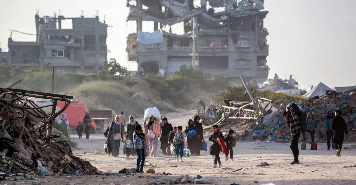 People displaced by conflict and fleeing from Beit Hanun in the northern Gaza Strip arrive carrying their belongings in Gaza City . Photo: AFP