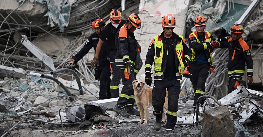K-9 units search for missing persons at the site of an under-construction building collapse in Bangkok on March 30, 2025. Photo: AFP
