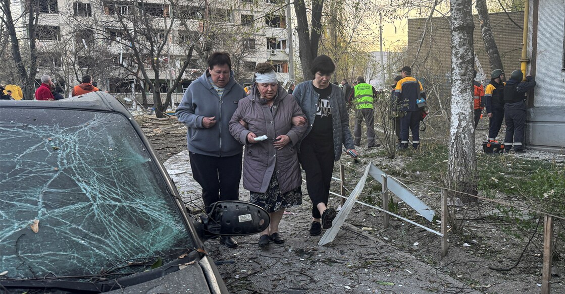 Women walk at the site of a residential area hit by a Russian missile strike, amid Russia's attack on Ukraine, in Kharkiv, Ukraine April 18, 2025. Photo: REUTERS/Vitalii Hnidyi