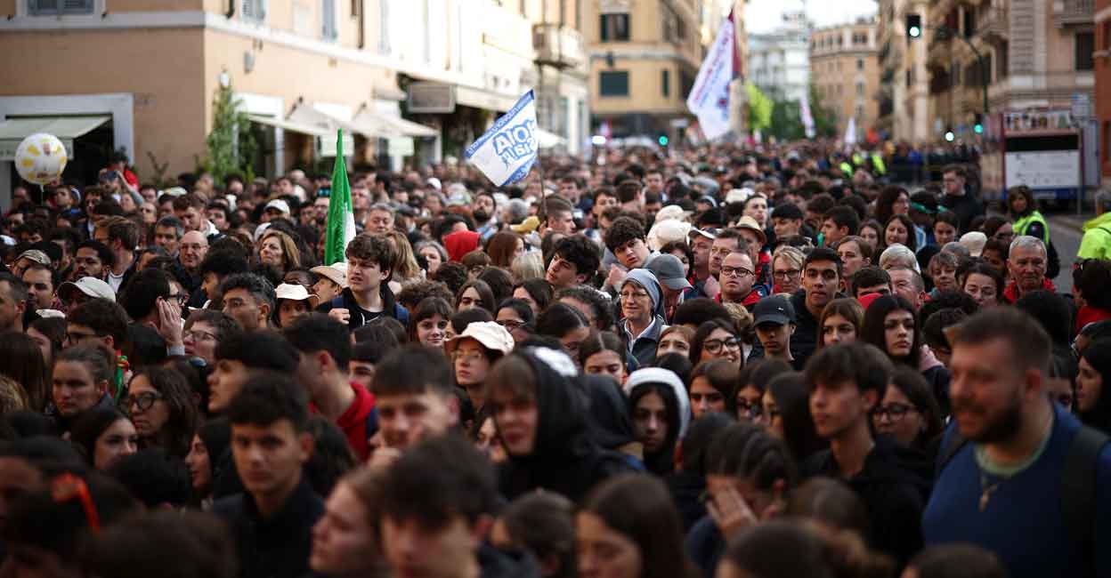 ITALY-VATICAN-RELIGION-POPE-FUNERAL People crowd on a street in Rome ahead of late Pope Francis' funeral on April 26, 2025. Photo: HENRY NICHOLLS / AFP