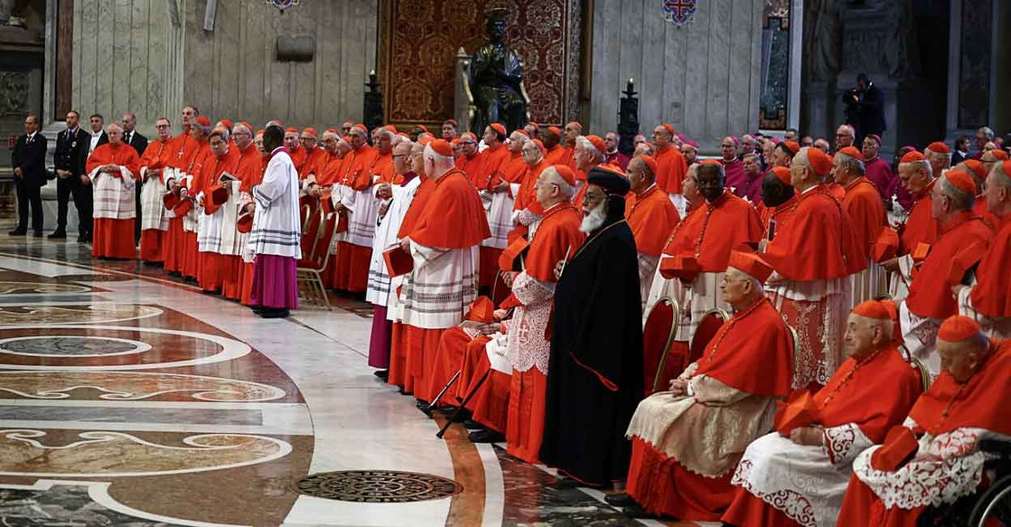 Cardinals stand, on the day of the translation of Pope Francis' body, in St. Peter's Basilica at the Vatican, April 23, 2025. Photo: REUTERS/Yara Nardi