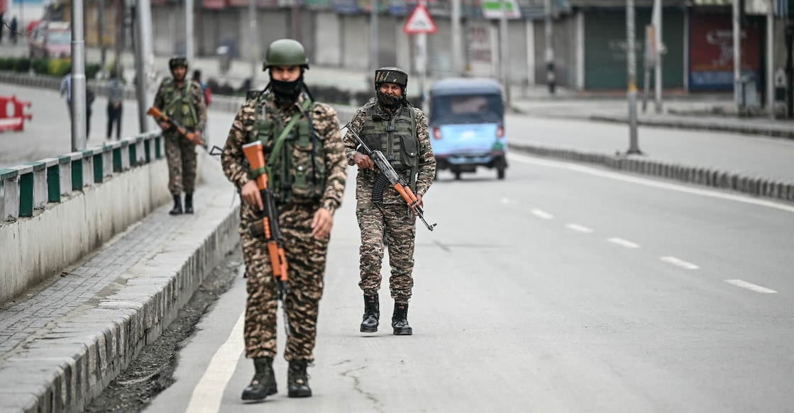 Indian paramilitary soldiers patrol along a road in Srinagar on May 10, 2025. Photo: Sajjad HUSSAIN / AFP.
