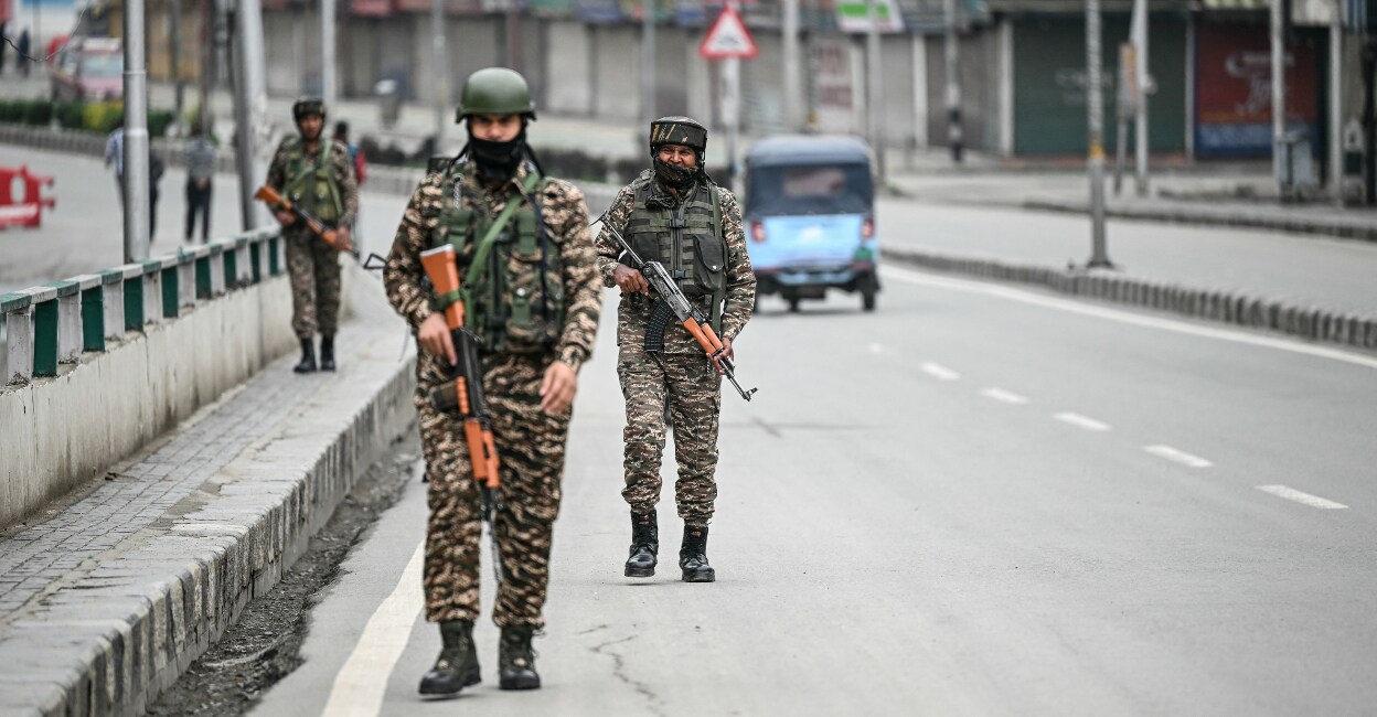 Indian paramilitary soldiers patrol along a road in Srinagar on May 10, 2025. Photo: Sajjad HUSSAIN / AFP.