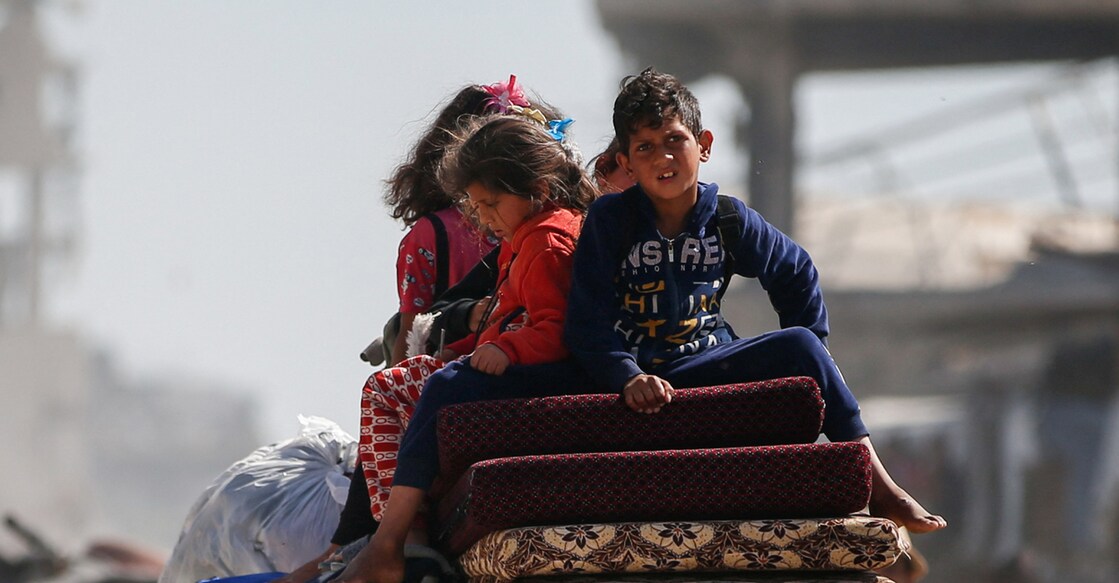 Palestinians make their way with belongings as they fled their homes, after Israeli air strikes, in the northern Gaza Strip May 16, 2025. Photo: REUTERS/Mahmoud Issa