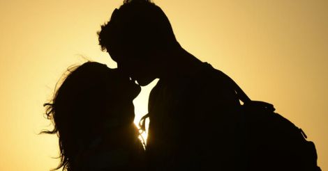 Couple makes love at crowded Nariman Point in Mumbai