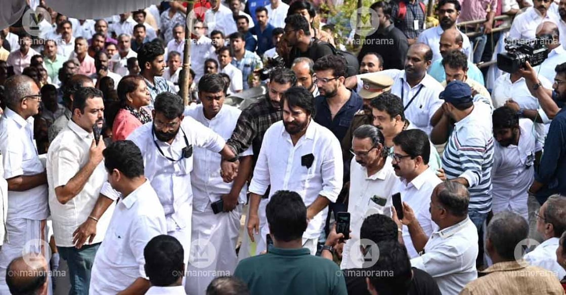 mammootty-thirunakkara-oommen-chandy mammootty-thirunakkara-oommen-chandy