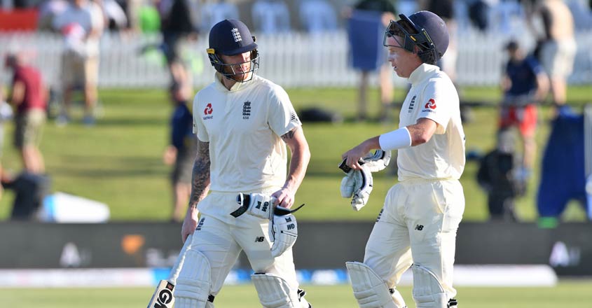 New Zealand rue missed chances as England battle through first day New Zealand rue missed chances as England battle through first day