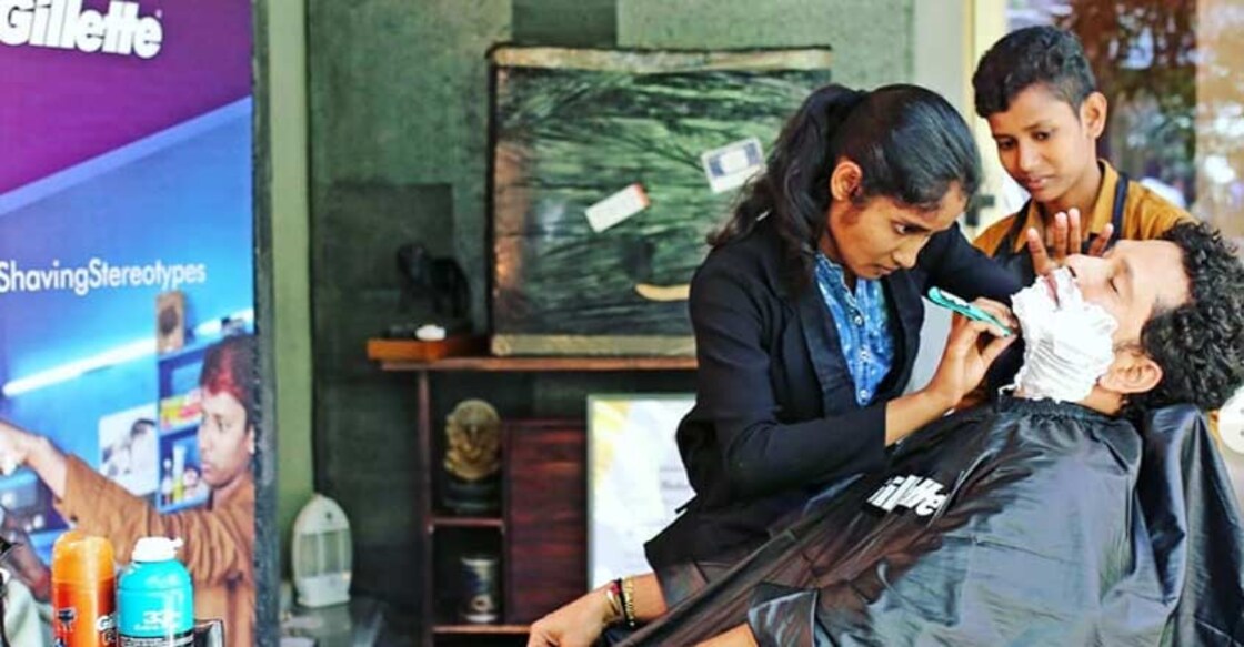 Tendulkar gets a shave from the 'barbershop girls'