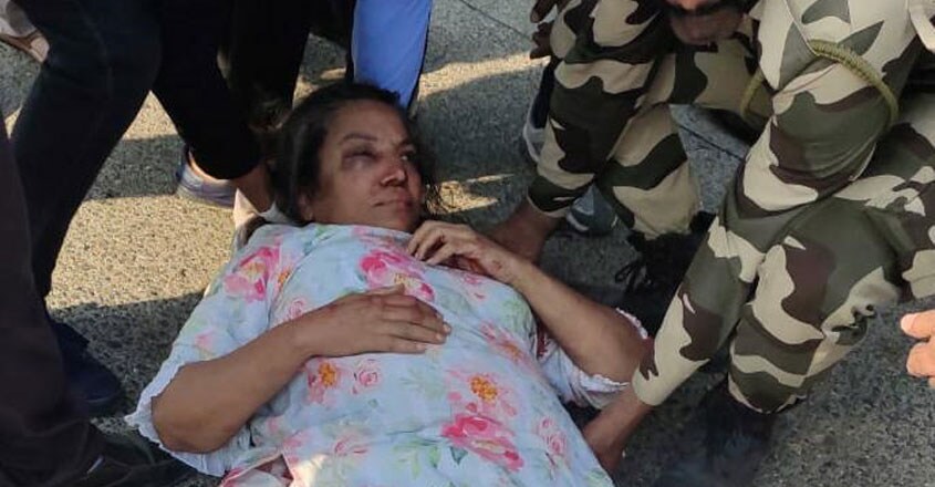 Shabana Azmi injured in accident on Mumbai-Pune Expressway Shabana Azmi injured in accident on Mumbai-Pune Expressway