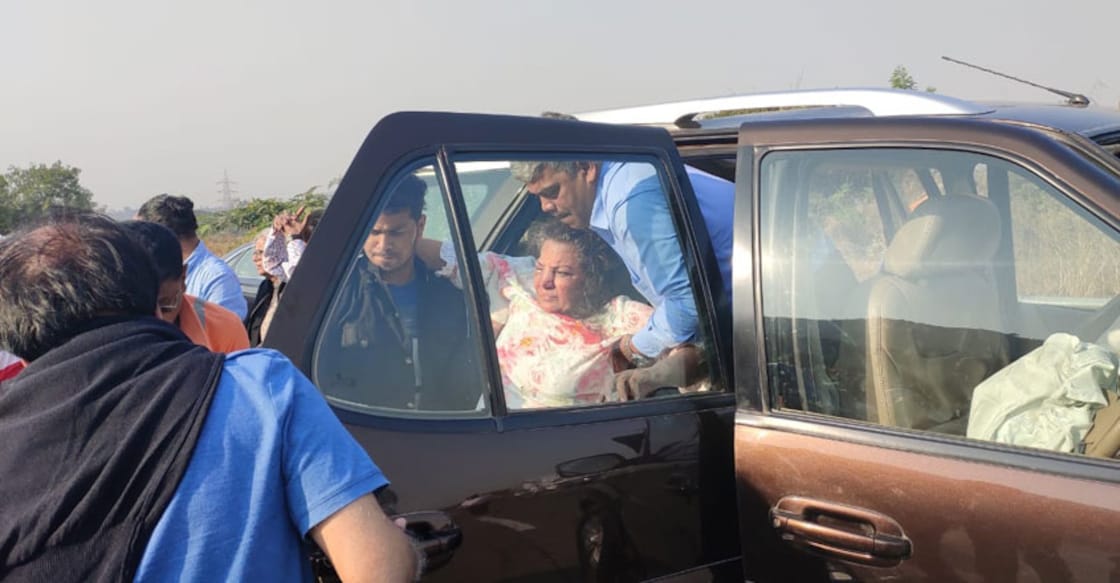 Shabana Azmi injured in accident on Mumbai-Pune Expressway Shabana Azmi injured in accident on Mumbai-Pune Expressway