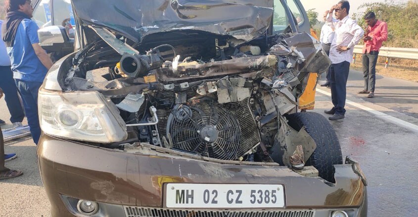 Shabana Azmi injured in accident on Mumbai-Pune Expressway Shabana Azmi injured in accident on Mumbai-Pune Expressway