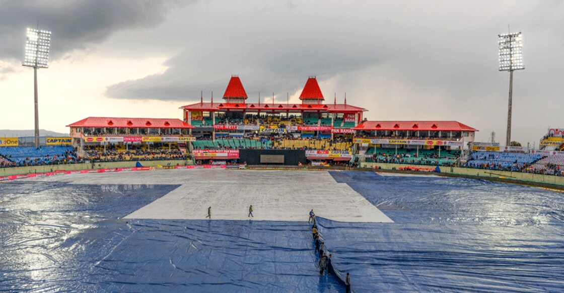 Rain plays spoilsport