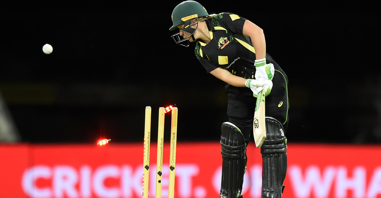Alyssa Healy bowled