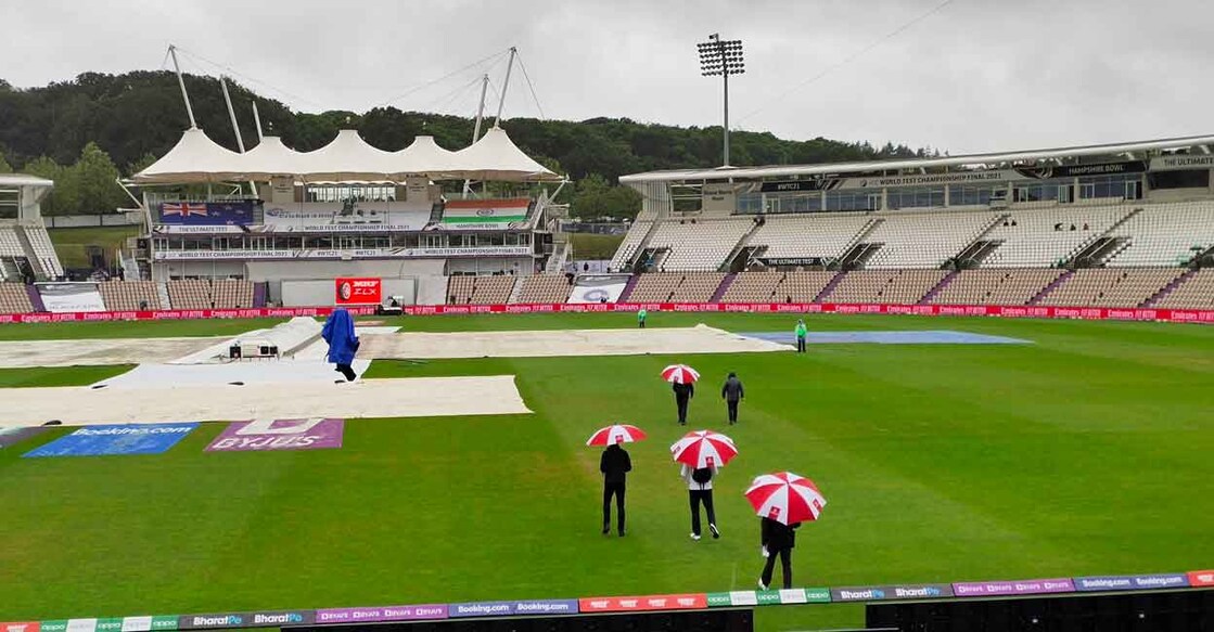 Rain plays spoilsport