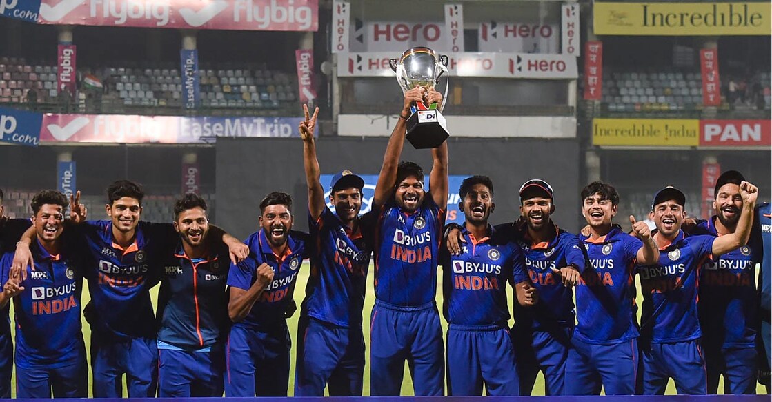 The Indian players celebrate with the trophy. Photo: PTI/Ravi Choudhary