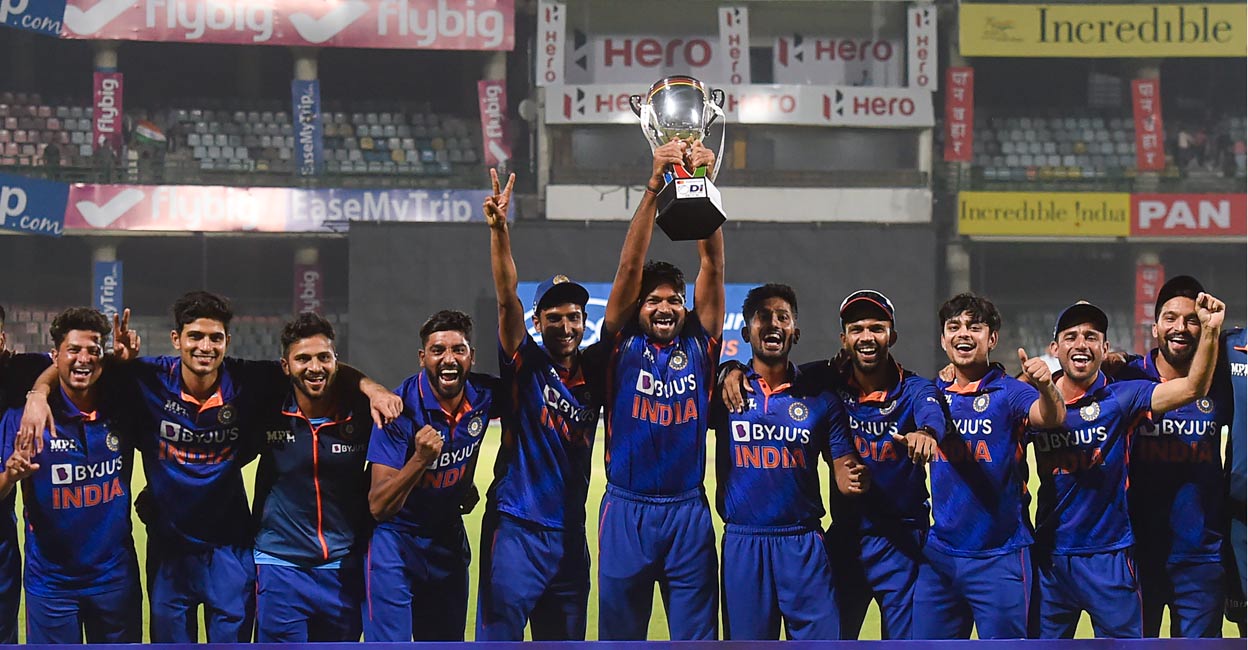 The Indian players celebrate with the trophy. Photo: PTI/Ravi Choudhary