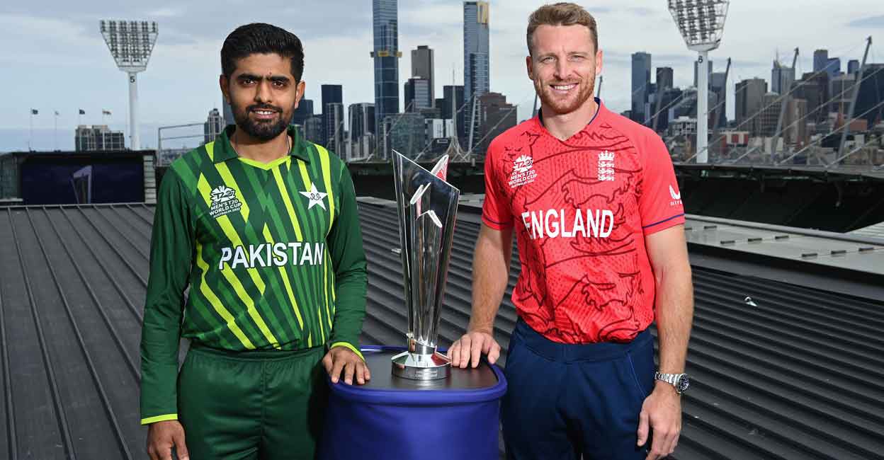 Babar Azam and Jos Buttler pose with the T20 World Cup trophy. Photo: Twitter@ICC
