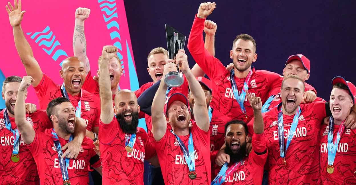 Jos Buttler holds aloft the trophy as England celebrate with the T20 World Cup trophy. Photo: AAP Image via Reuters/Scott Harbour