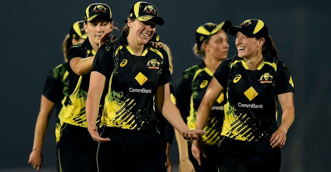 Australian players celebrate their win. Photo: AFP/Punit Paranjpe