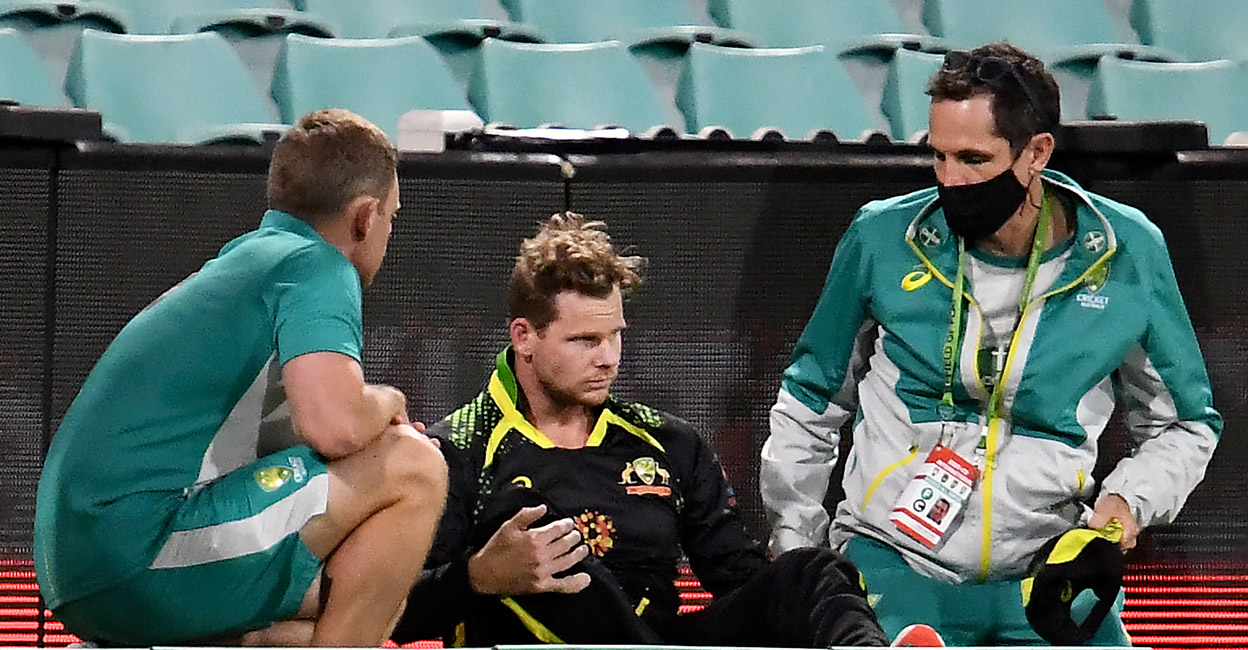 Steve Smith gets medical attention during the second T20I against Sri Lanka in Sydney.
Photo: AFP/Muhammad Farooq