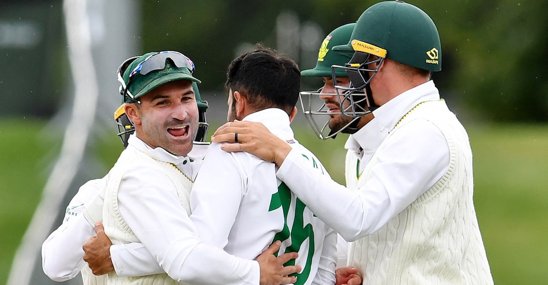 Dean Elgar, left, celebrates with teammates after winning the second Test. Photo: AFP/
Sanka Vidanagama