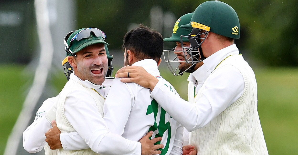 Dean Elgar, left, celebrates with teammates after winning the second Test. Photo: AFP/
Sanka Vidanagama