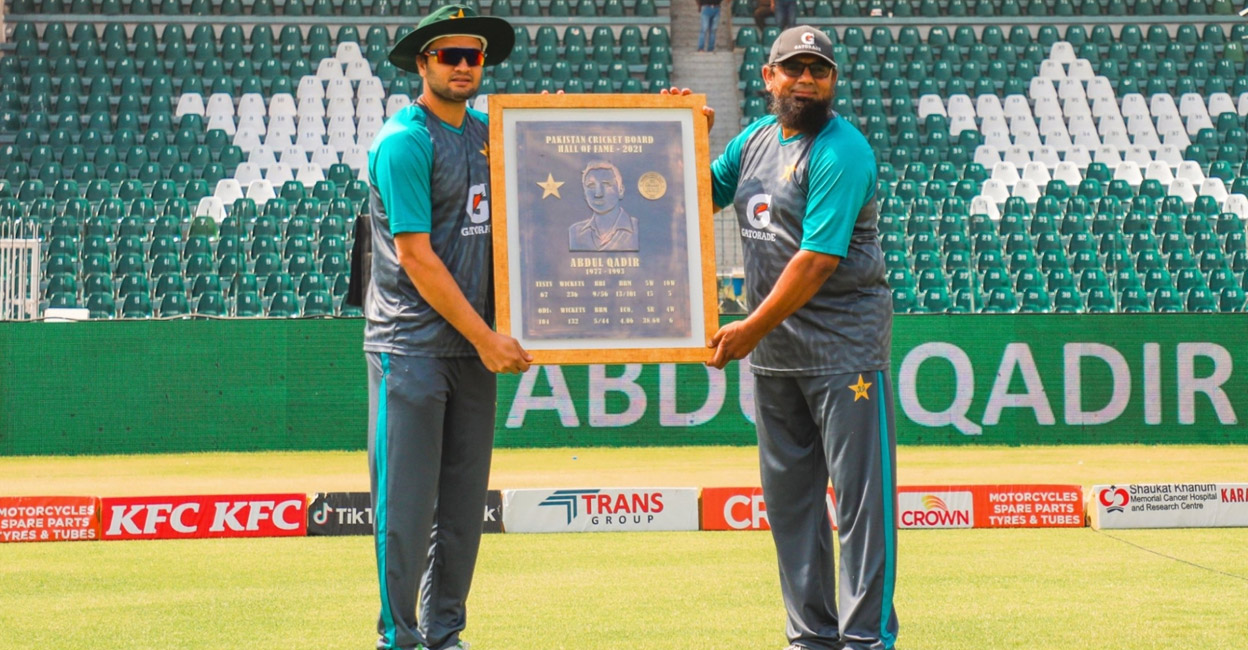Usman Qadir receives the memento from Saqlain Mushtaq. Photo: IANS