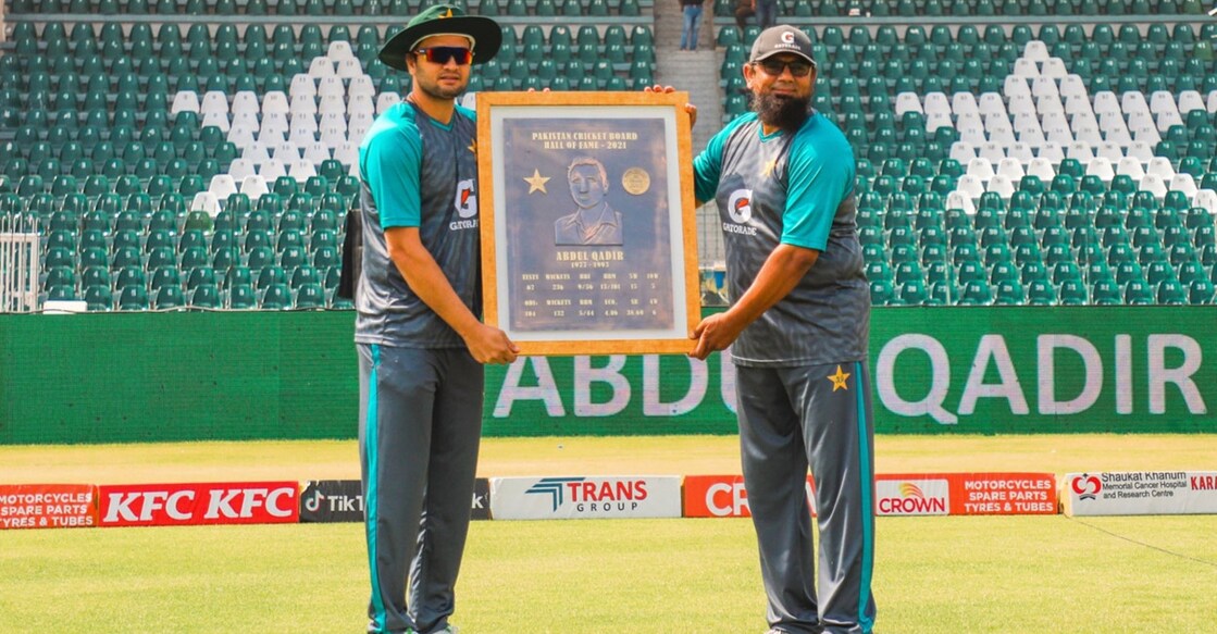 Abdul Qadir inducted into PCB Hall of Fame posthumously Usman Qadir receives the memento from Saqlain Mushtaq. Photo: IANS