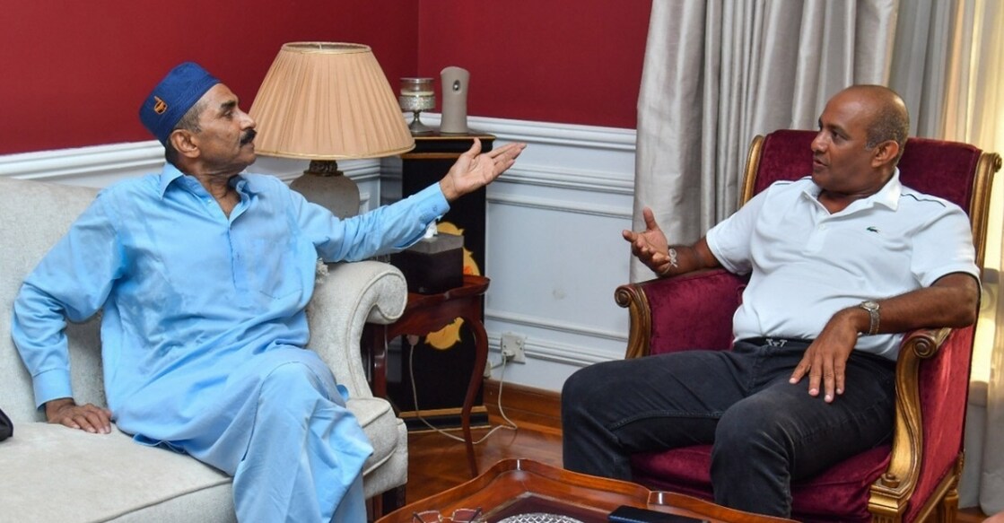 Javed Miandad with Hashan Tillakaratne. File photo: IANS