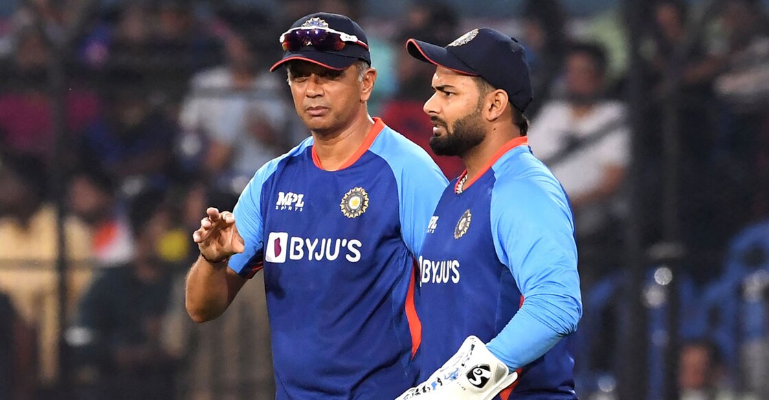 India's head coach Rahul Dravid (left) speaks with his team captain Rishabh Pant before the start of the second T20I against South Africa at the Barabati Stadium in Cuttack on Sunday. Photo: AFP/ Dibyangshu Sarkar