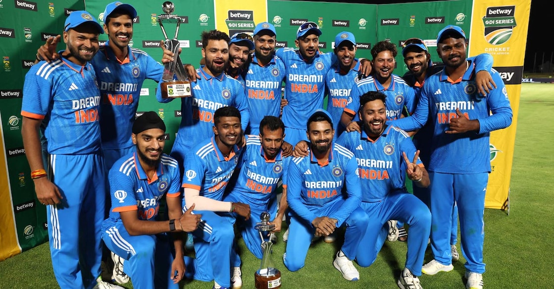 Indian players pose with the trophy. Photo: Reuters/Esa Alexander