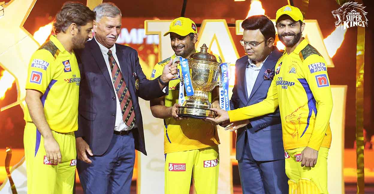 M S Dhoni looks on as Ambati Rayudu, centre, and Ravindra Jadeja receive the IPL trophy from Roger Binny and Jay Shah. Photo: Twitter@ChennaiIPL