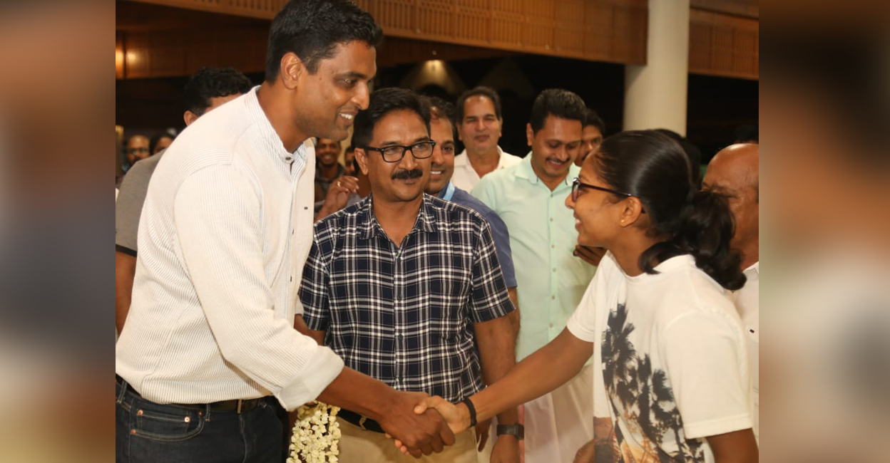 tinu-yohannan-minnu-mani-reception Former India pacer Tinu Yohannan receives Minnu Mani at the Nedumbassery Airport on Friday. Photo: KCA