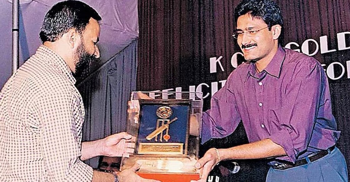 Anil Kumble presents the memento to Jayaram during the 50th anniversary celebrations of the Kerala Cricket Association. Photo: KCA Archives