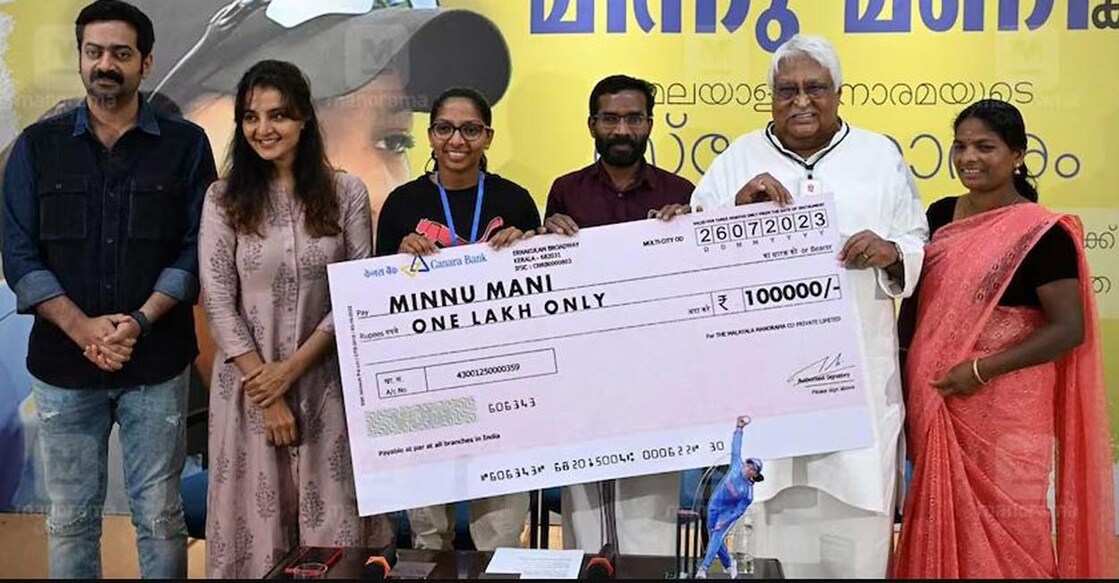 Malayala Manorama editor Philip Mathew presents the cheque to Minnu Mani as her parents and actors Saiju Kurup and Manju Warrier look on. Photo: Manorama/Robert Vinod