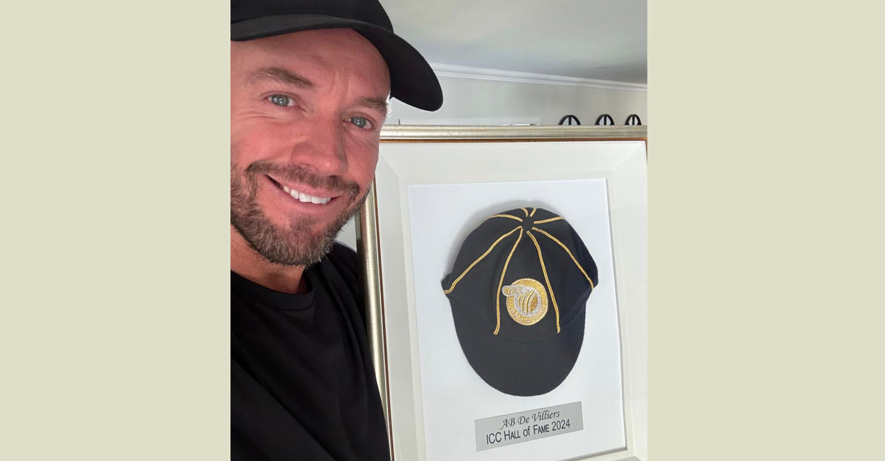 AB de Villiers poses with the commemorative cap presented by ICC. Photo: X/@ABdeVilliers17