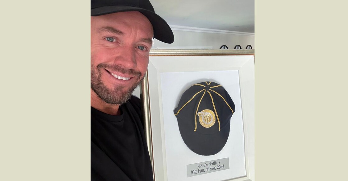 AB de Villiers poses with the commemorative cap presented by ICC. Photo: X/@ABdeVilliers17