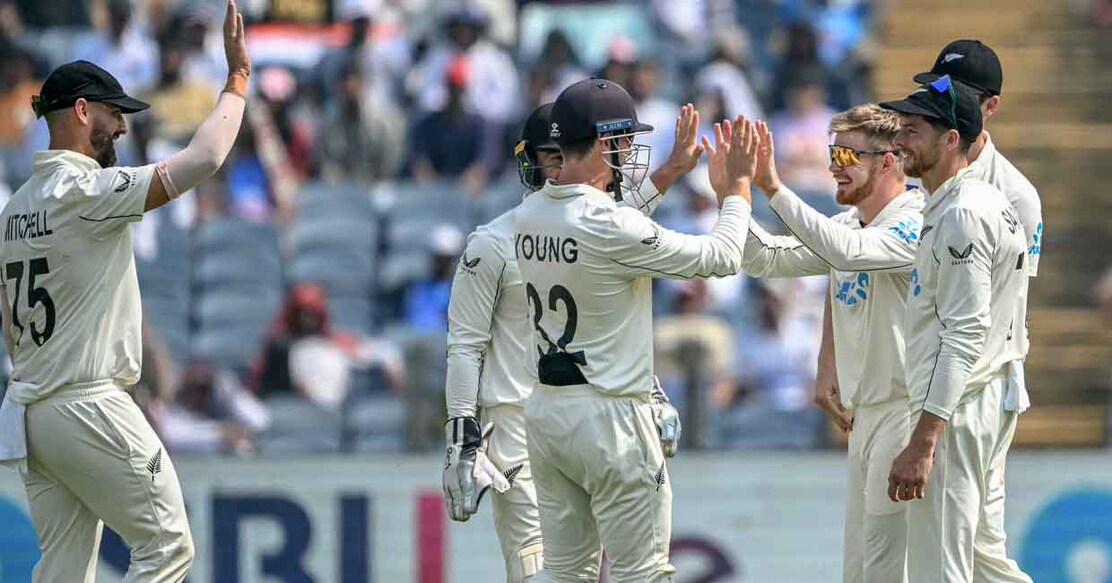 New Zealand's Glenn Phillips (2R) celebrates with teammates after taking the wicket of India's Rishabh Pant during the second day of the second Test cricket match between India and New Zealand at the Maharashtra Cricket Association Stadium in Pune on October 25, 2024. (Photo by Punit PARANJPE / AFP) / -- IMAGE RESTRICTED TO EDITORIAL USE - STRICTLY NO COMMERCIAL USE --