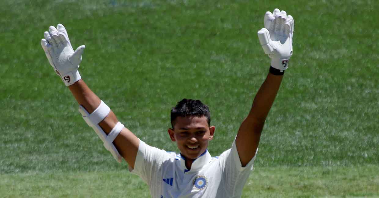 India’s Yashasvi Jaiswal (L) celebrates his century (100 runs) with teammate KL Rahul on day three of the first Test cricket match between Australia and India at Optus Stadium in Perth on November 24, 2024. (Photo by COLIN MURTY / AFP) / -- IMAGE RESTRICTED TO EDITORIAL USE - STRICTLY NO COMMERCIAL USE --