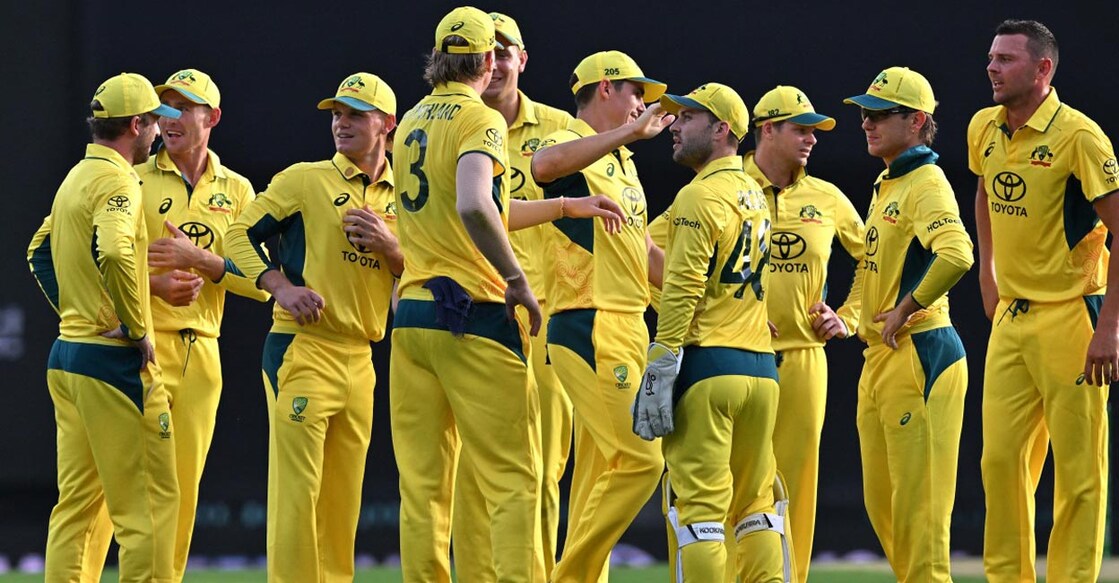 Australian players celebrate a wicket. Photo: AFP/Saeed Khan