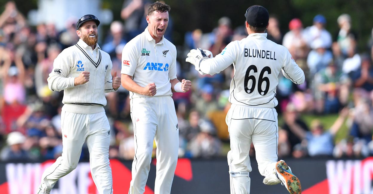 CRICKET-NZL-AUS Matt Henry, centre, celebrates the wicket of Australian opener Steven Smith. Photo: AFP/Sanka Vidanagama