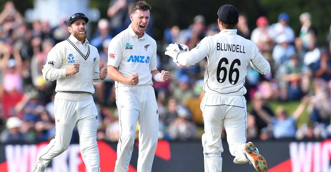 Matt Henry, centre, celebrates the wicket of Australian opener Steven Smith. Photo: AFP/Sanka Vidanagama 