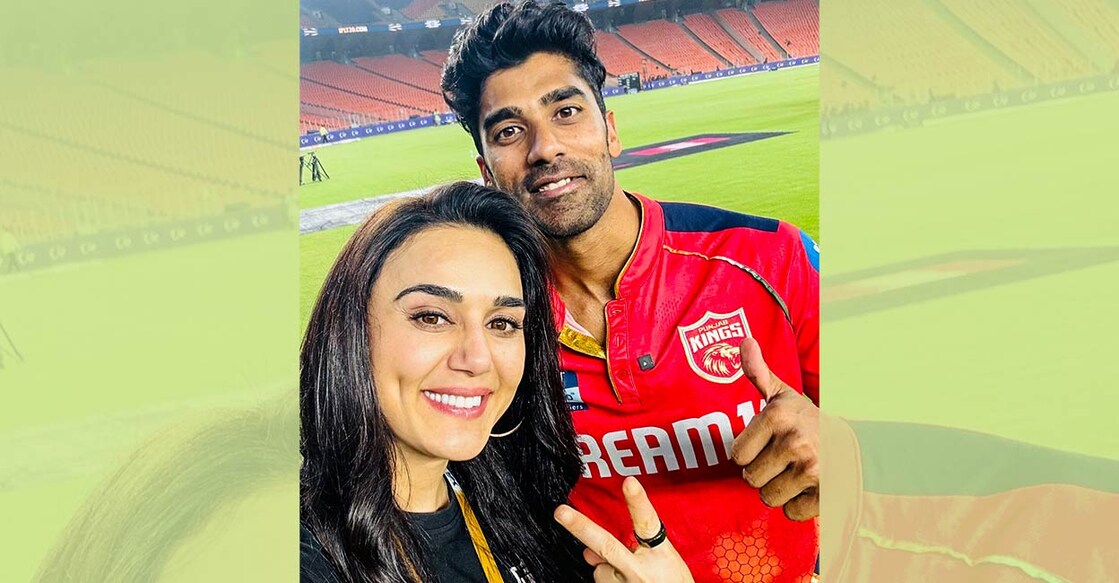 Preity Zinta and Shashank Singh flash the victory sign. Photo: X@realpreityzinta